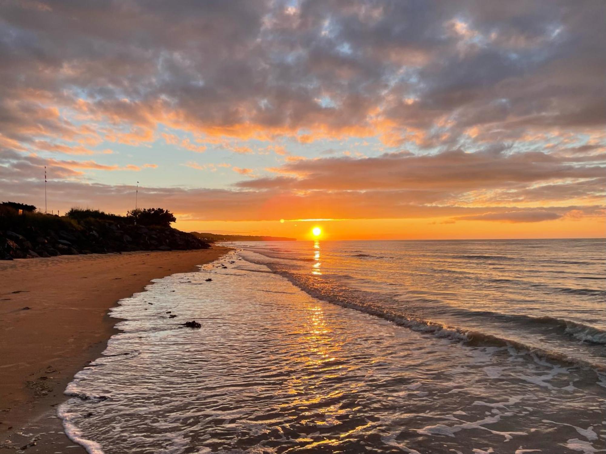 La Sapiniere Hotel Saint-Laurent-sur-Mer Bagian luar foto